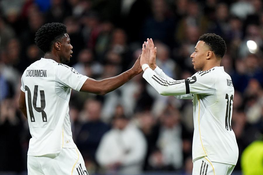 Aurelien Tchouameni (stânga) este dorit de Manchester United // FOTO Getty Images Anunț despre titularul Franței înaintea „sfertului” cu Maroc » Ce a decis lui Real Madrid pentru Tchouameni