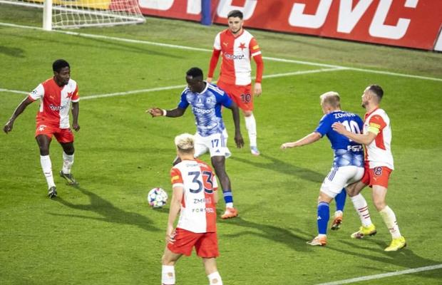 Petrolul a bătut palma cu al 12-lea transfer al verii! Mijlocașul a convins în probe și semnează cu „lupii galbeni”