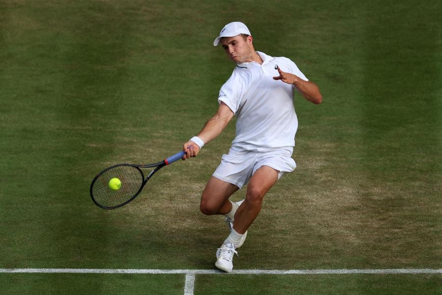 Arthur Fery în acțiune la Wimbledon Foto: Guliver/GettyImages Unicul britanic rămas la Wimbledon e în „sferturi”, după ce l-a eliminat pe Grigor Dimitrov: „Stau aici, mă uit la fața ta și încă nu-mi vine să cred”