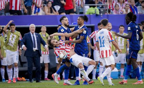 Michael Olise (cu coadă) și paraguayanul Matias Galarza (în cădere) au fost în „război” pe toată durata partidei Franța Paraguay (1-0) / Foto: Imago