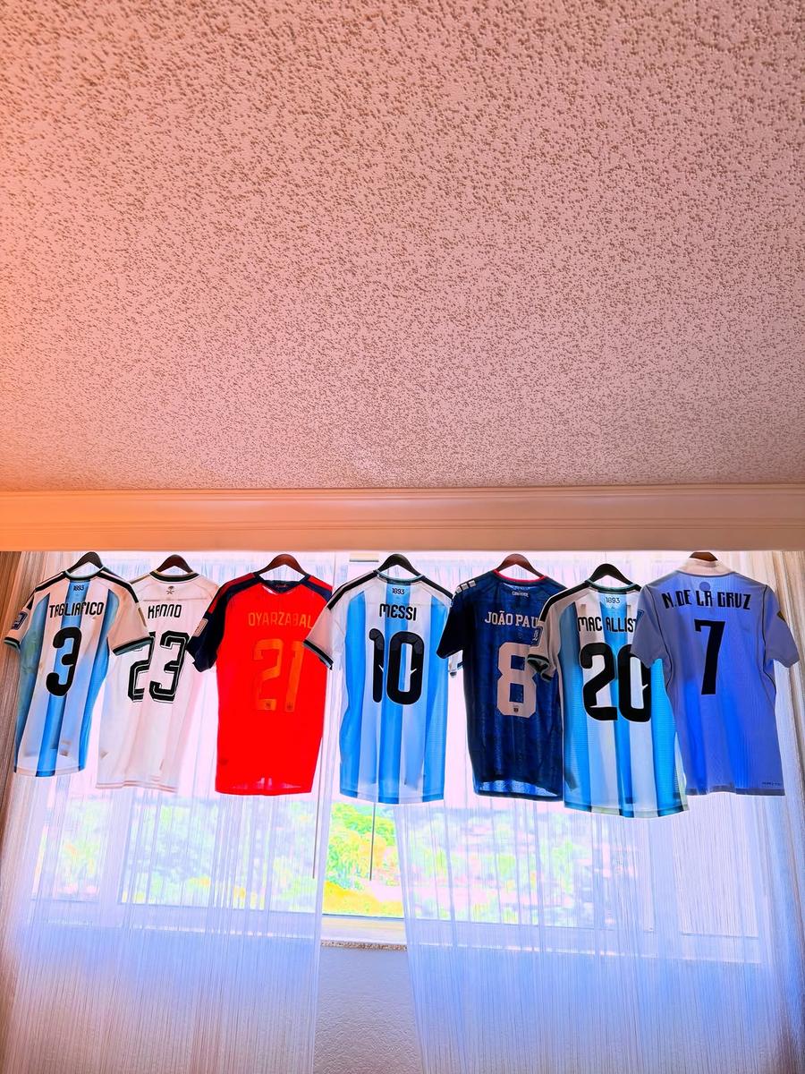 Joao Paulo, de la FCSB, întâlnire de gradul zero cu Lionel Messi la Mondial! A primit tricoul semnat de campionul mondial și a făcut publice imaginile
