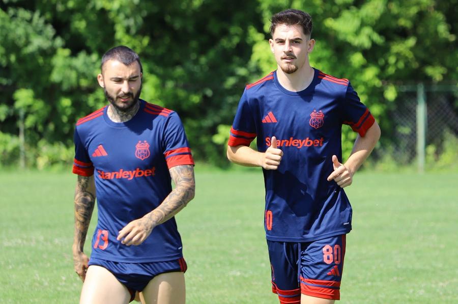 David Barbu (dreapta) a semnat cu CSA Steaua // Sursă foto: Facebook @Steaua București Steaua a transferat un campion al României cu Universitatea Craiova