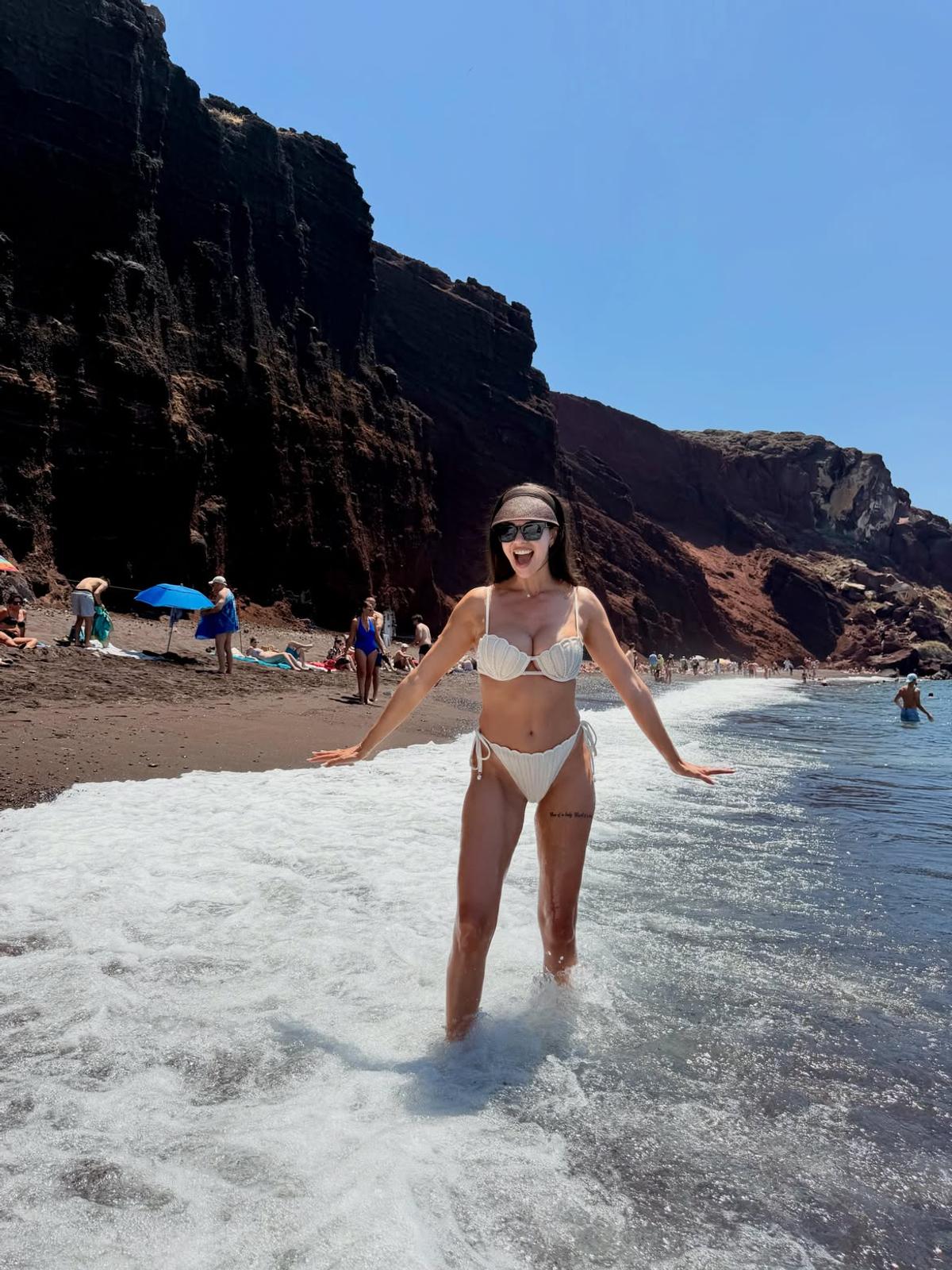 Andreea Bododel a luat pauză de la fotbal și s-a refugiat în Santorini