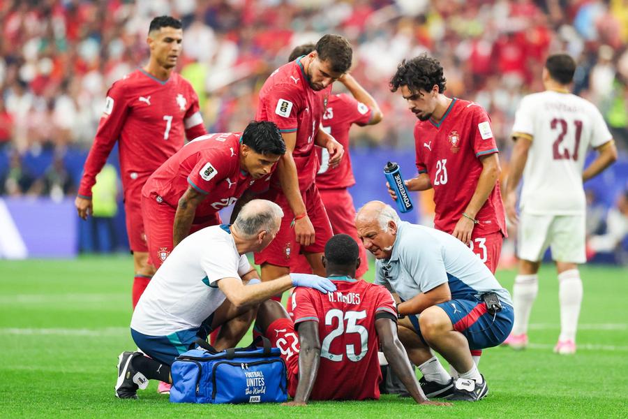 Nuno Mendes s-a accidentat în Portugalia - Spania // FOTO: Imago Images Final de drum pentru Cristiano Ronaldo la Mondial! Portugalia, învinsă dramatic de Spania în optimi