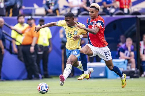 Antonio Nusa (nr. 20), în meciul Norvegiei cu Brazilia / Foto: Imago