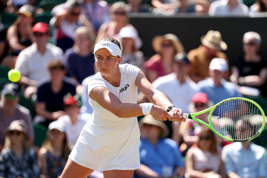 Barbora Krejcikova în acțiune la Wimbledon 2026 Foto: Guliver/GettyImages Moment amuzant la Wimbledon cu dubla campioană de Grand Slam: „Mi-au ascuns telefonul ca să nu aflu”
