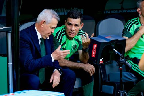 Javier Aguirre îi cedează postul de selecționer asistentului său Rafael Marquez / Foto: Imago