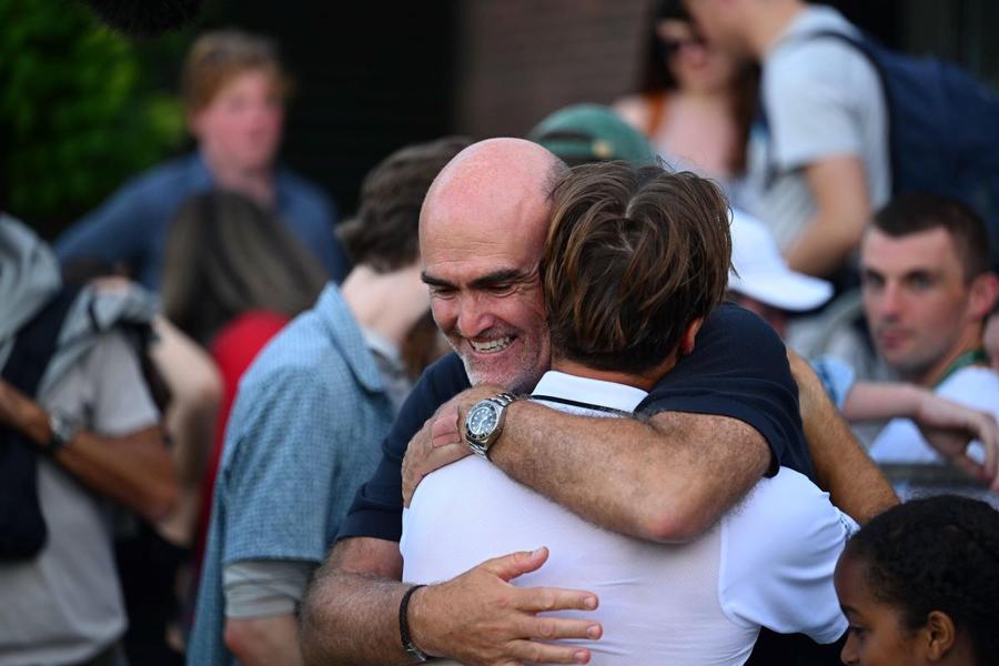 Arthur Fery îmbrățișat de tatăl lui, Loic Foto: Imago Images Unicul britanic rămas la Wimbledon e în „sferturi”, după ce l-a eliminat pe Grigor Dimitrov: „Stau aici, mă uit la fața ta și încă nu-mi vine să cred”