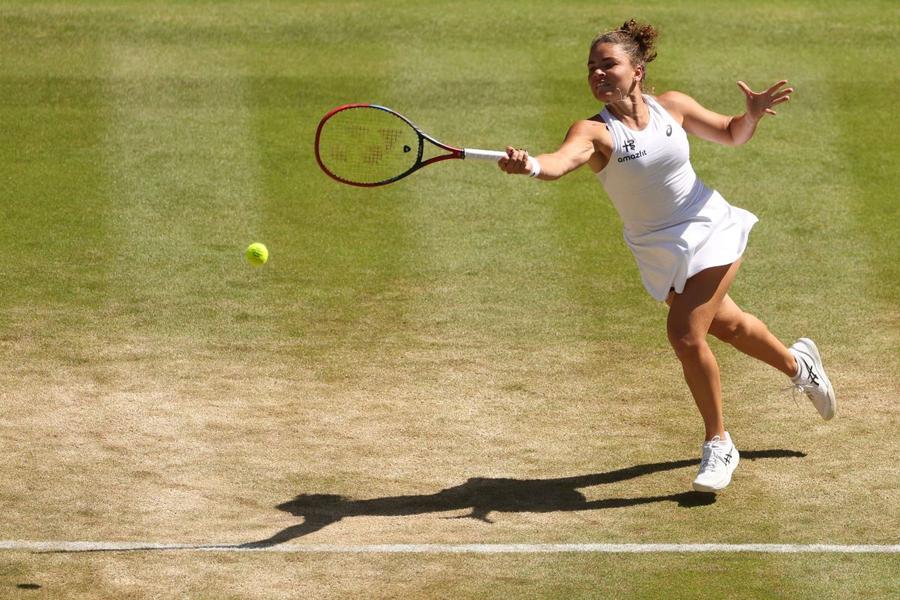 Jasmine Paolini în acțiune la Wimbledon 2026 Foto: Imago Images Finalista din 2024 de la Wimbledon, victorie cu dedicație: „Îți mulțumesc ție, Roger, idolul meu”