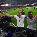 Harry Kane și Bukayo Saka au cântat la final împreună cu fanii / Foto: Imago