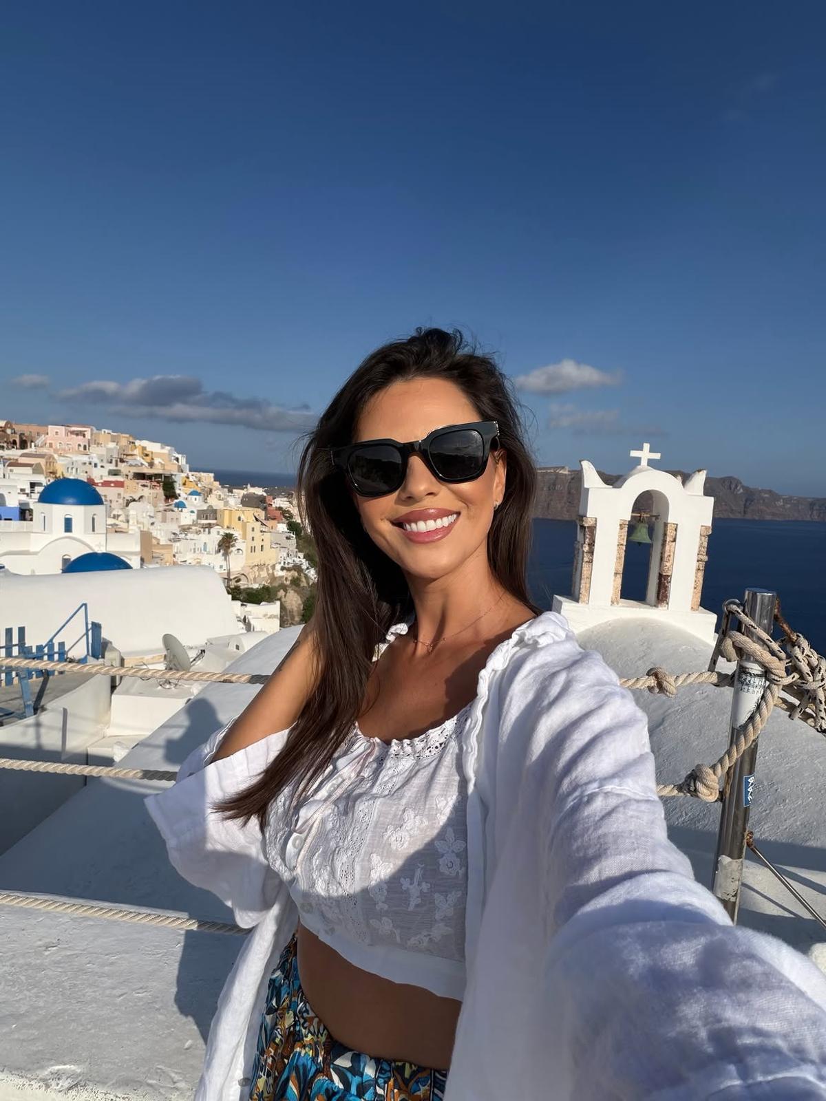 Andreea Bododel a luat pauză de la fotbal și s-a refugiat în Santorini