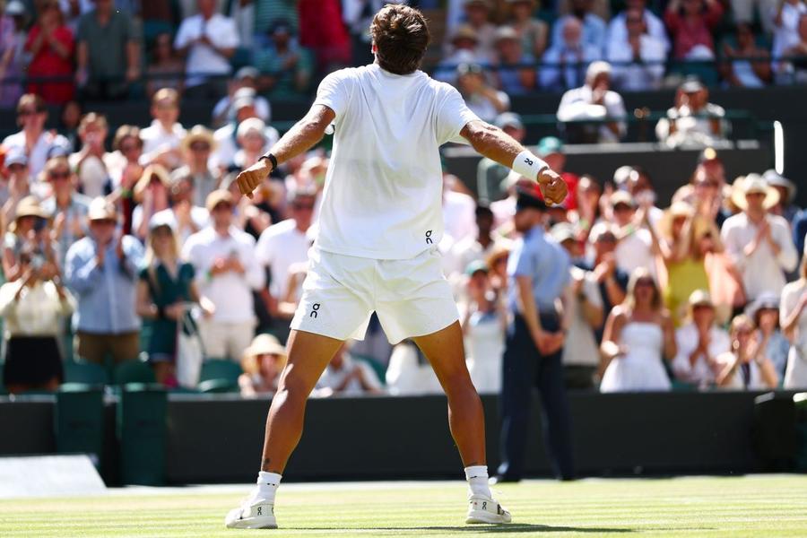 Flavio Cobolli sărbătorind calificarea în „sferturi” la Wimbledon Foto: Imago Images Flavio Cobolli, al doilea an consecutiv în „sferturi” la Wimbledon, sărbătorind ca Ronaldo: „Diseară țin cu Portugalia”