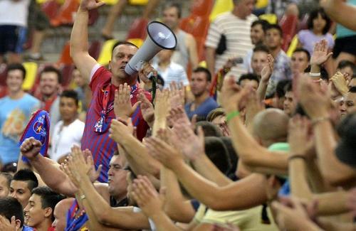 Suporterii lui FCSB au fost revoltați de decizia FRF de astăzi, cu ajutorul căreia rivala Dinamo s-a salvat de la retrogradare.