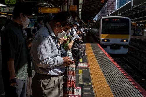 Shinjuku Station este un fantastic labirint într-unul dintre cartierele de business ale capitalei Japoniei. Peste 4 milioane de oameni tranzitează zilnic acest nod de transport public, un uriaș subteran, orașul de sub oraș.