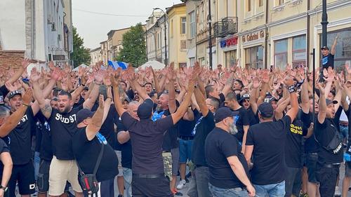 Ultrașii celor de la FCU Craiova nu vor să îl mai vadă pe atacantul Robert Răducanu (24 de ani) la antrenamentele lui Adrian Mutu (42 de ani).