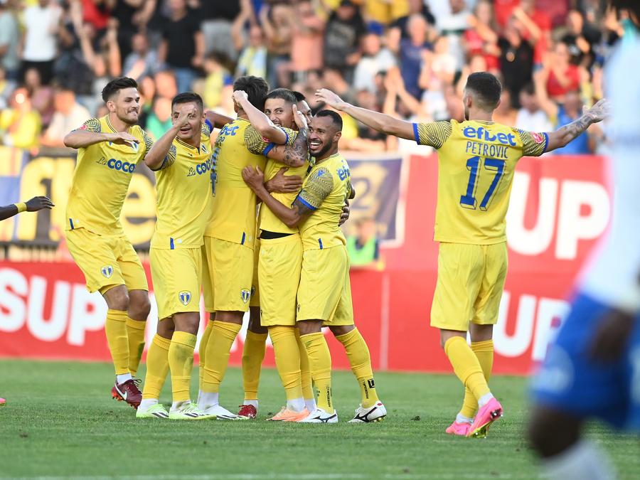 Macron e noul partener tehnic al Petrolului Ploiești 10 informații de la Petrolul - Farul » Derapaje rasiste ale fanilor prahoveni, Hagi cu bodyguardul pe bancă și fuga jucătorilor de declarații
