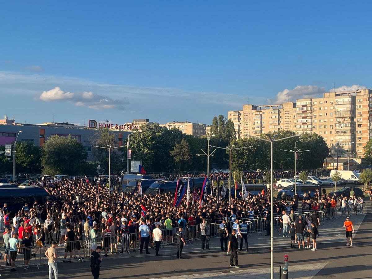 Ce s-a auzit la stația de amplificare din Ghencea înainte de FCSB - CFR Cluj: „În această seară, suporterii roș-albaștri din tribună poartă un singur nume...”