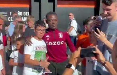 Moment viral: fanii s-au îngrămădit să facă poze cu el, crezând că e fotbalist! Cum a reacționat bărbatul
