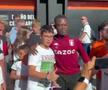 Moment viral: fanii s-au îngrămădit să facă poze cu el, crezând că e fotbalist! Cum a reacționat bărbatul