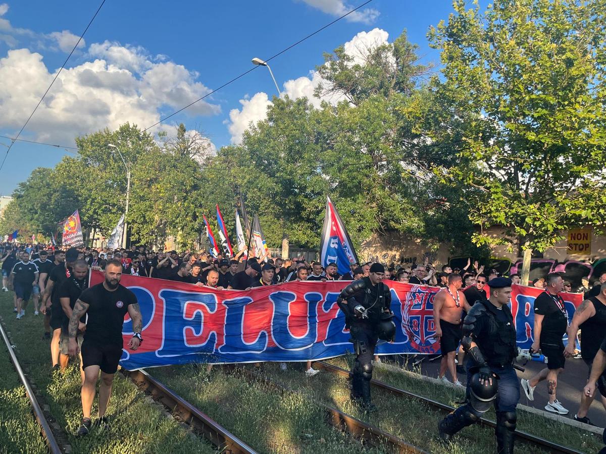 Ce s-a auzit la stația de amplificare din Ghencea înainte de FCSB - CFR Cluj: „În această seară, suporterii roș-albaștri din tribună poartă un singur nume...”