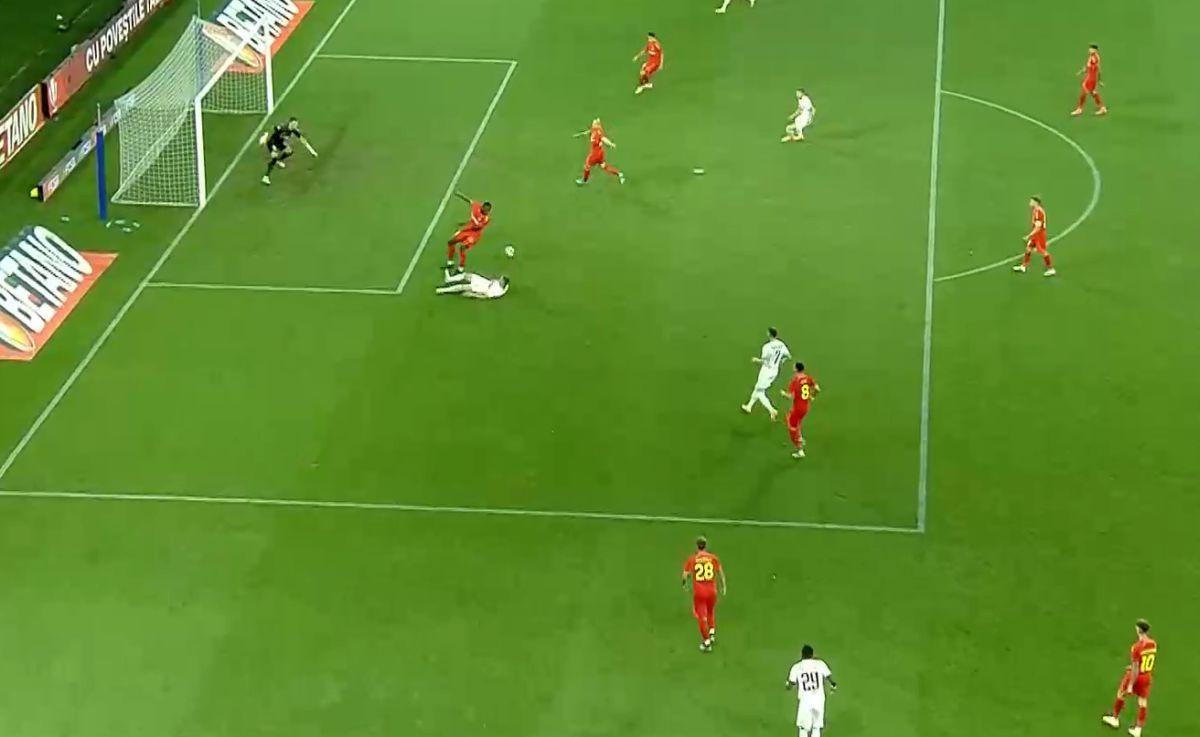 Două faze de penalty judecate diferit la FCSB - CFR » Verdictul specialistului: „Arbitrul a luat decizia corectă la ambele faze”