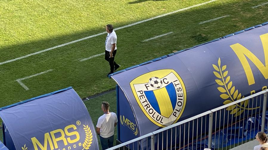Ofițerul de securitate a stat mereu lângă banca lui Hagi 10 informații de la Petrolul - Farul » Derapaje rasiste ale fanilor prahoveni, Hagi cu bodyguardul pe bancă și fuga jucătorilor de declarații