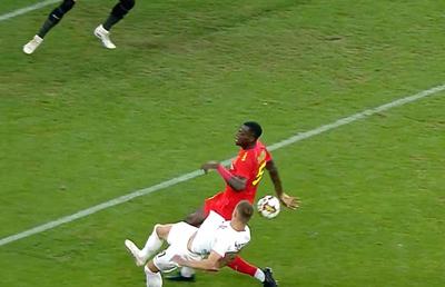 Două faze de penalty judecate diferit la FCSB - CFR » Verdictul specialistului: „Arbitrul a luat decizia corectă la ambele faze”