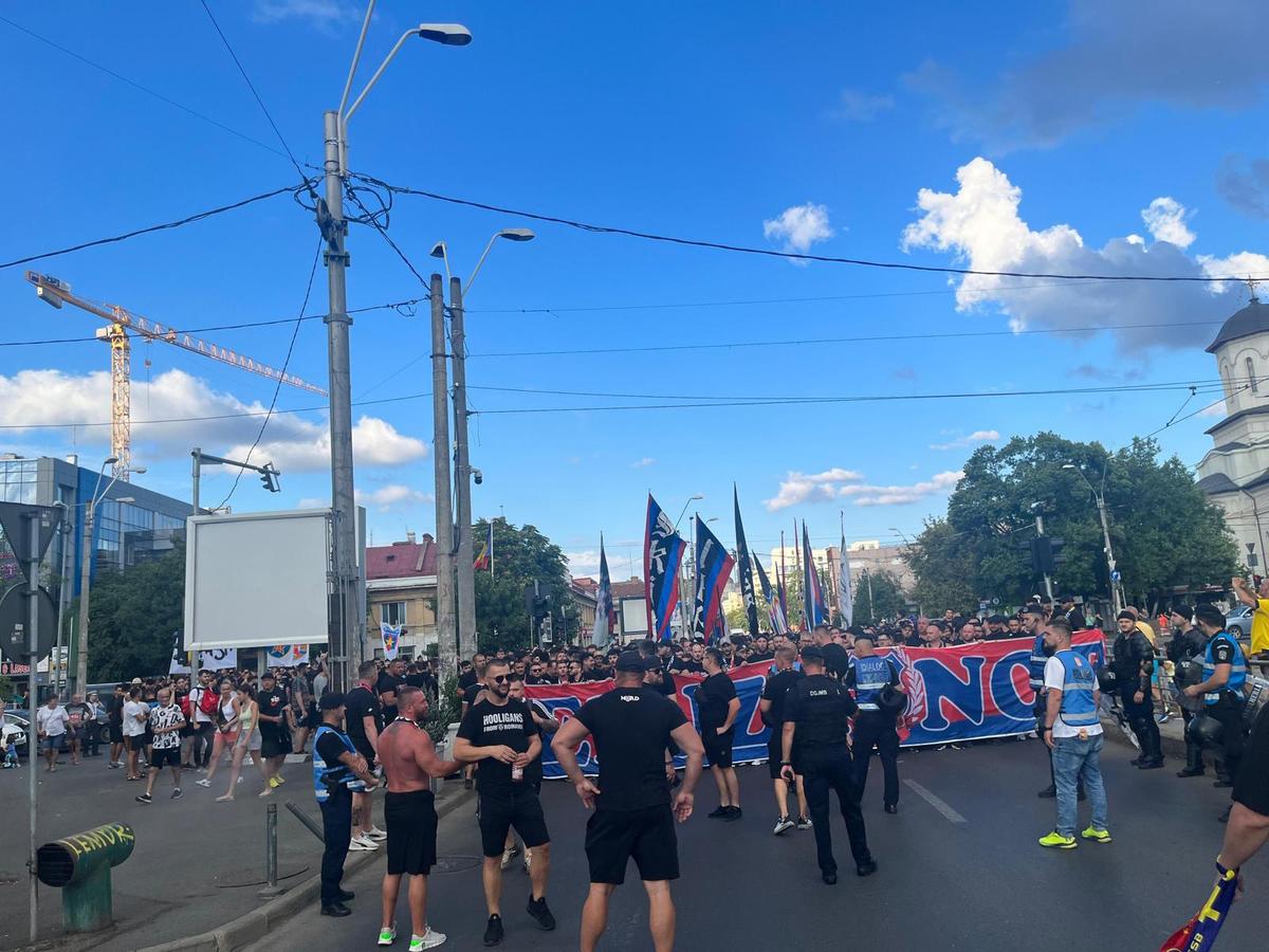 Ce s-a auzit la stația de amplificare din Ghencea înainte de FCSB - CFR Cluj: „În această seară, suporterii roș-albaștri din tribună poartă un singur nume...”