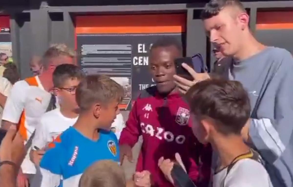 Moment viral: fanii s-au îngrămădit să facă poze cu el, crezând că e fotbalist! Cum a reacționat bărbatul