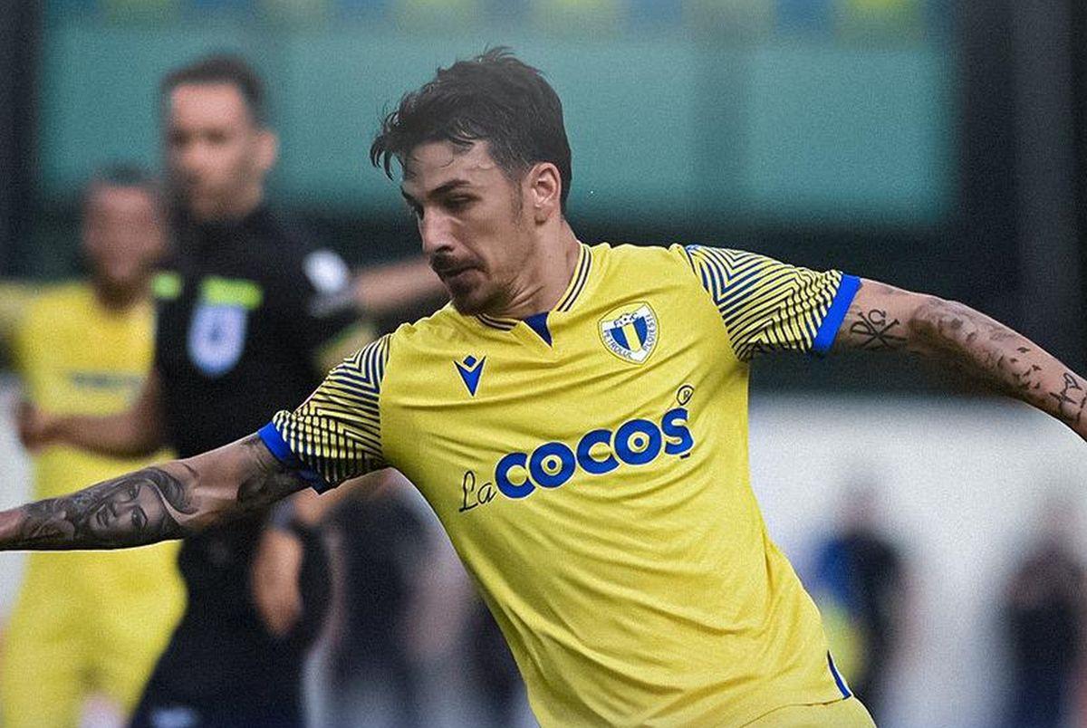 10 informații de la Petrolul - Farul » Derapaje rasiste ale fanilor prahoveni, Hagi cu bodyguardul pe bancă și fuga jucătorilor de declarații