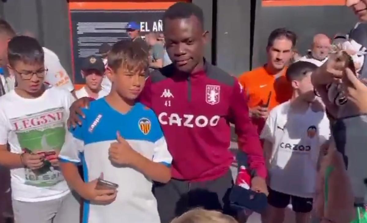 Moment viral: fanii s-au îngrămădit să facă poze cu el, crezând că e fotbalist! Cum a reacționat bărbatul