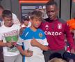 Moment viral: fanii s-au îngrămădit să facă poze cu el, crezând că e fotbalist! Cum a reacționat bărbatul
