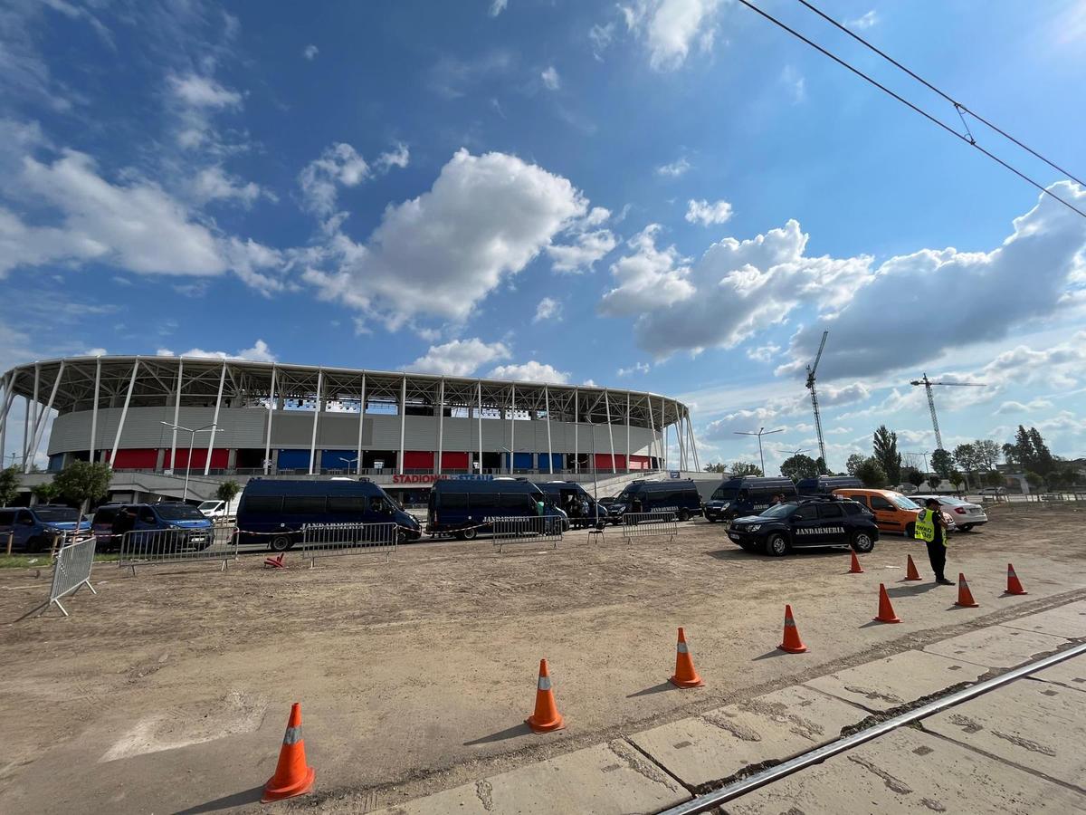 Ce s-a auzit la stația de amplificare din Ghencea înainte de FCSB - CFR Cluj: „În această seară, suporterii roș-albaștri din tribună poartă un singur nume...”