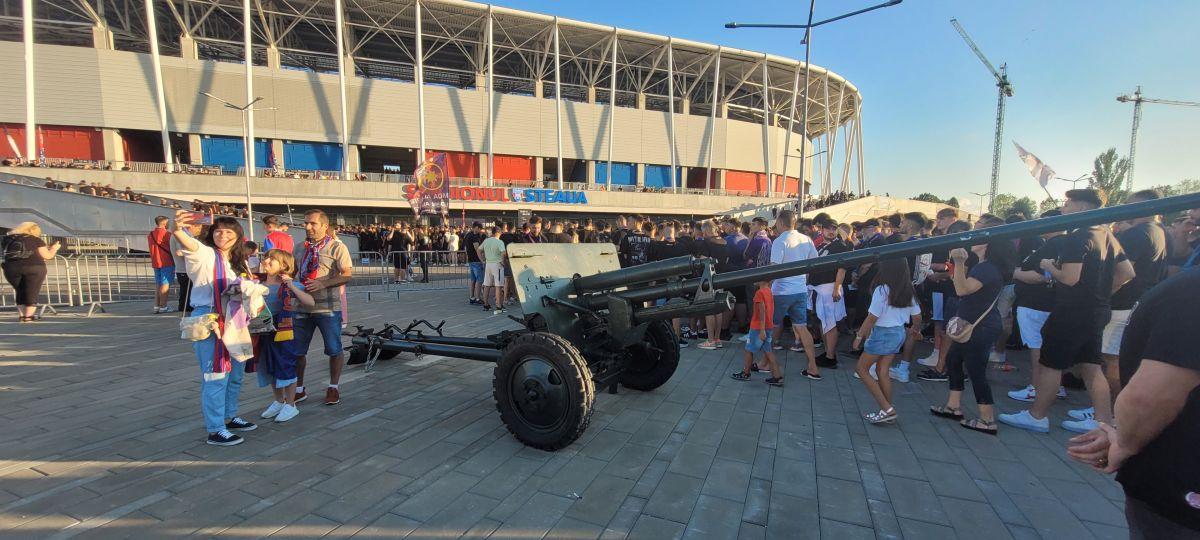 Ce s-a auzit la stația de amplificare din Ghencea înainte de FCSB - CFR Cluj: „În această seară, suporterii roș-albaștri din tribună poartă un singur nume...”