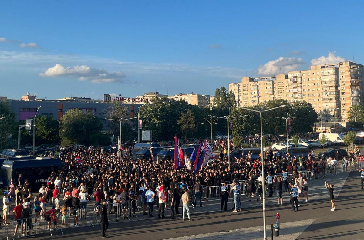Ce s-a auzit la stația de amplificare din Ghencea înainte de FCSB - CFR Cluj: „În această seară, suporterii roș-albaștri din tribună poartă un singur nume...”