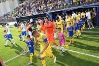 10 informații de la Petrolul - Farul » Derapaje rasiste ale fanilor prahoveni, Hagi cu bodyguardul pe bancă și fuga jucătorilor de declarații