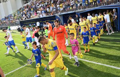 10 informații de la Petrolul - Farul » Derapaje rasiste ale fanilor prahoveni, Hagi cu bodyguardul pe bancă și fuga jucătorilor de declarații