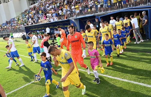 10 informații de la Petrolul - Farul » Derapaje rasiste ale fanilor prahoveni, Hagi cu bodyguardul pe bancă și fuga jucătorilor de declarații