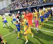 10 informații de la Petrolul - Farul » Derapaje rasiste ale fanilor prahoveni, Hagi cu bodyguardul pe bancă și fuga jucătorilor de declarații