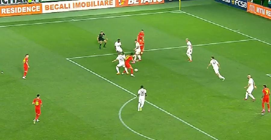 Faultul lui Cvek asupra lui Compagno/ foto: captură Orange Sport Camora acuză arbitrajul după înfrângerea cu FCSB: „Prea ușor, astfel de detalii au făcut diferența”