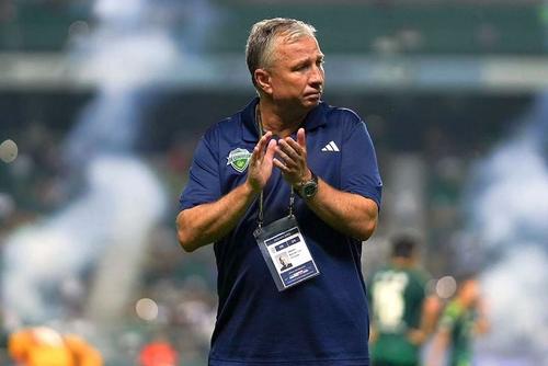 Dan Petrescu a urcat pe locul 3 în Coreea de Sud. Foto: Instagram