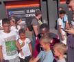 Moment viral: fanii s-au îngrămădit să facă poze cu el, crezând că e fotbalist! Cum a reacționat bărbatul