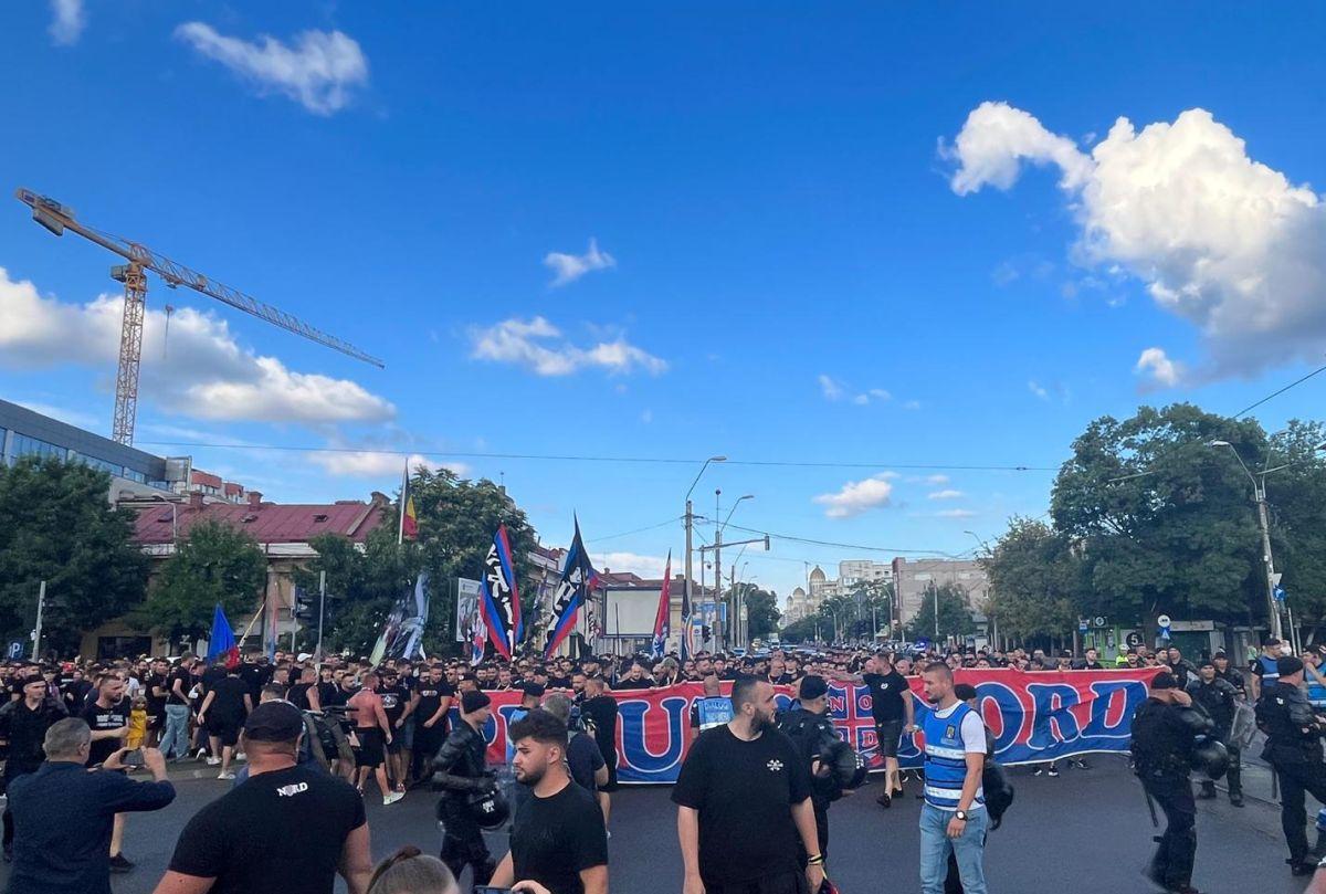 Ce s-a auzit la stația de amplificare din Ghencea înainte de FCSB - CFR Cluj: „În această seară, suporterii roș-albaștri din tribună poartă un singur nume...”
