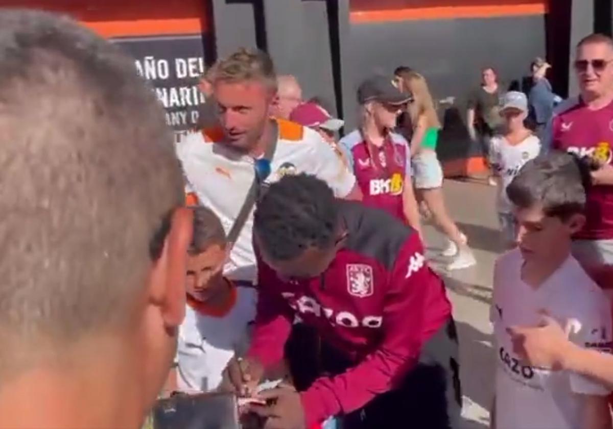 Moment viral: fanii s-au îngrămădit să facă poze cu el, crezând că e fotbalist! Cum a reacționat bărbatul