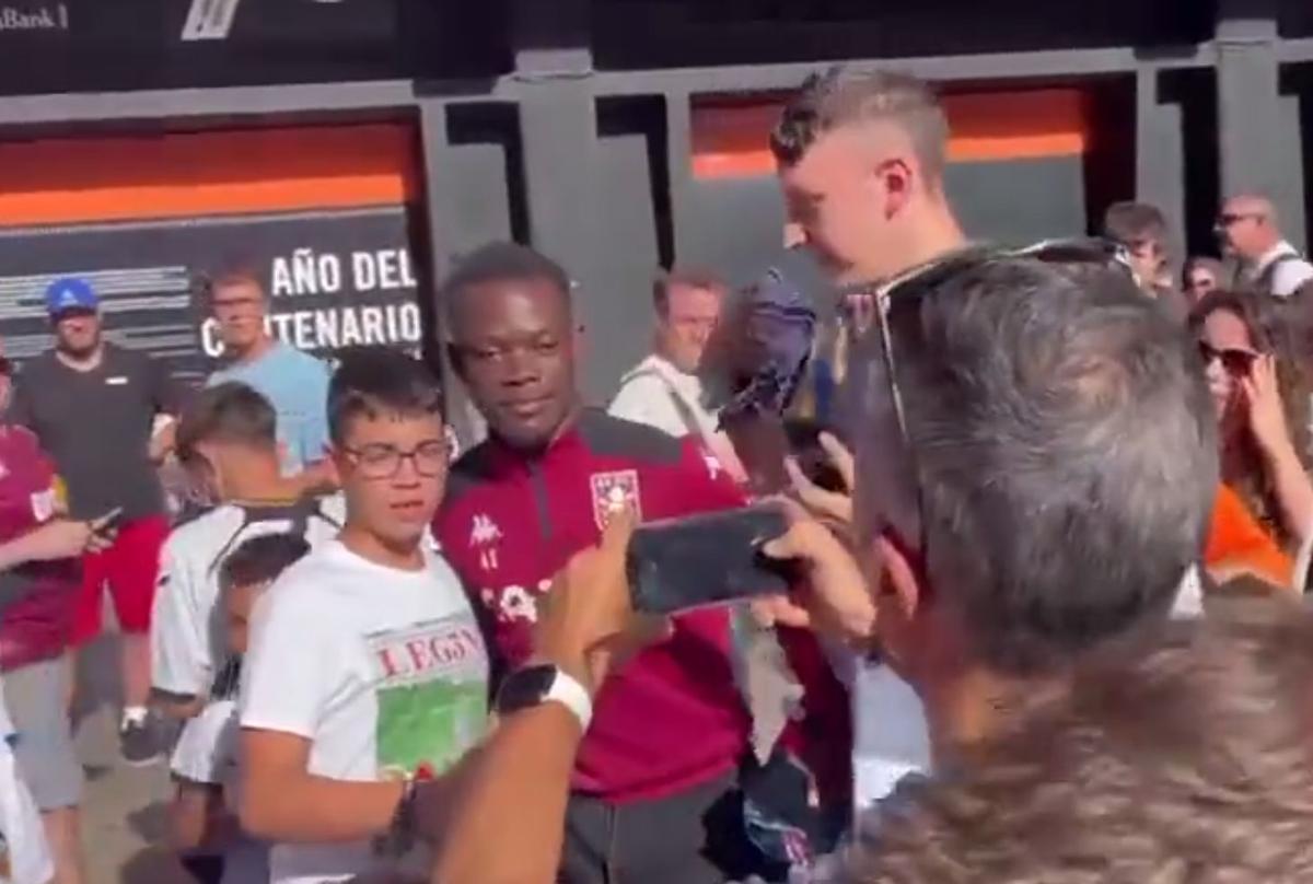 Fanii Valenciei s-au fotografiat cu un fan de la Aston Villa crezând că e fotbalist