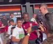 Moment viral: fanii s-au îngrămădit să facă poze cu el, crezând că e fotbalist! Cum a reacționat bărbatul