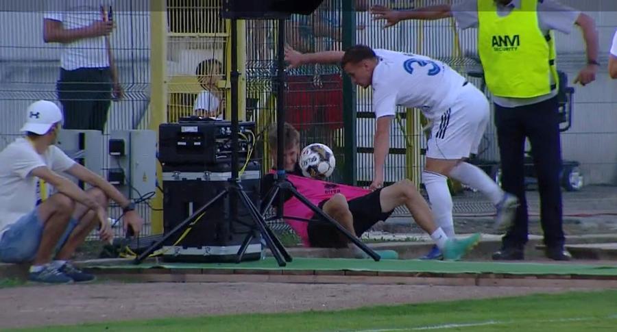 Copilul de mingi a avut nevoie de intervenția medicilor 10 momente de la Botoșani - FCU Craiova » Marius Croitoru continuă să ia la mișto regulamentele FRF! Antrenorul la un pas de suspendare
