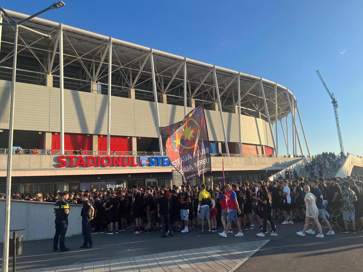Ce s-a auzit la stația de amplificare din Ghencea înainte de FCSB - CFR Cluj: „În această seară, suporterii roș-albaștri din tribună poartă un singur nume...”