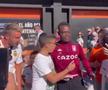 Moment viral: fanii s-au îngrămădit să facă poze cu el, crezând că e fotbalist! Cum a reacționat bărbatul