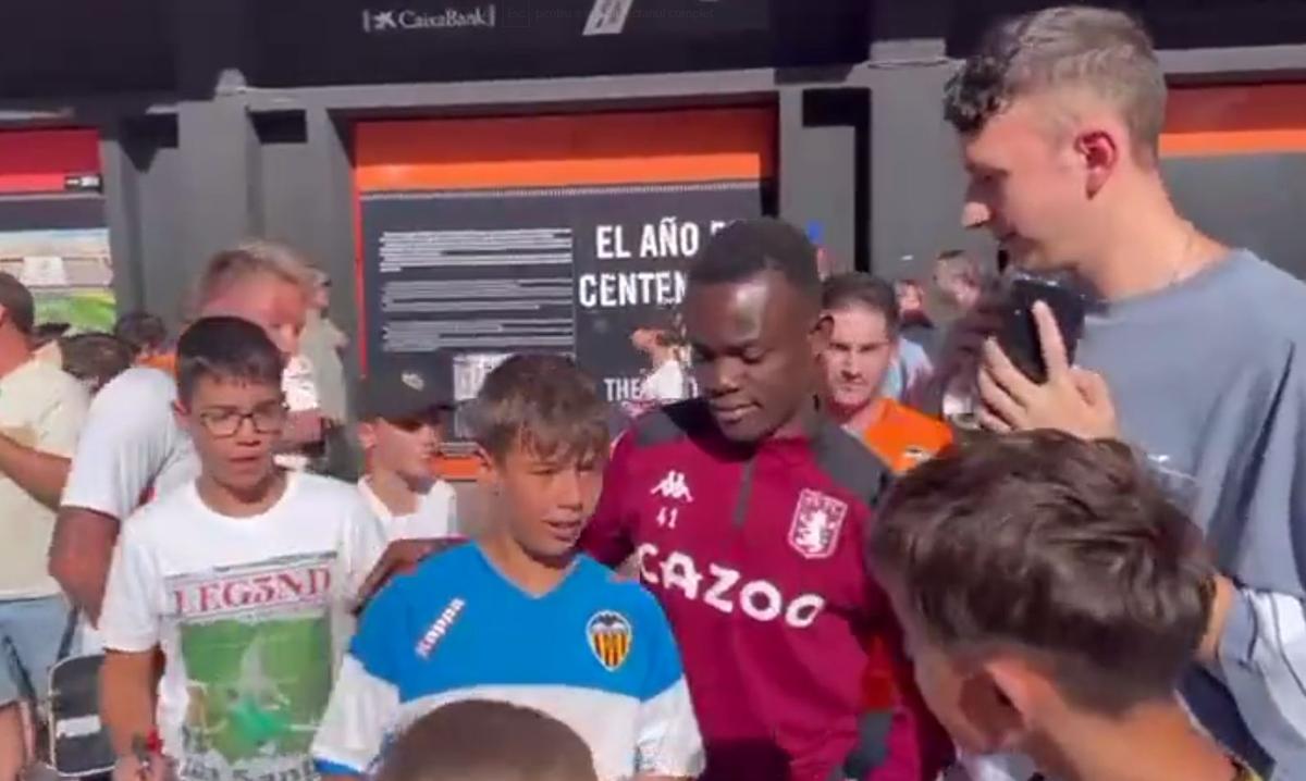 Fanii Valenciei s-au fotografiat cu un fan de la Aston Villa crezând că e fotbalist